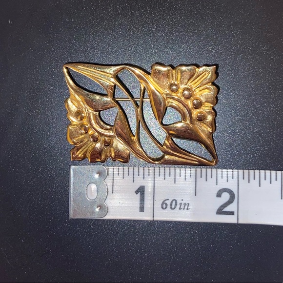 Vintage Floral Brooch. Gold Tone. Measurements in photos. - Picture 3 of 6